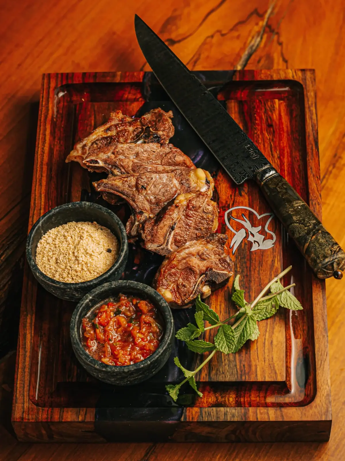 Carré de carneiro servido no Dino Barbecue