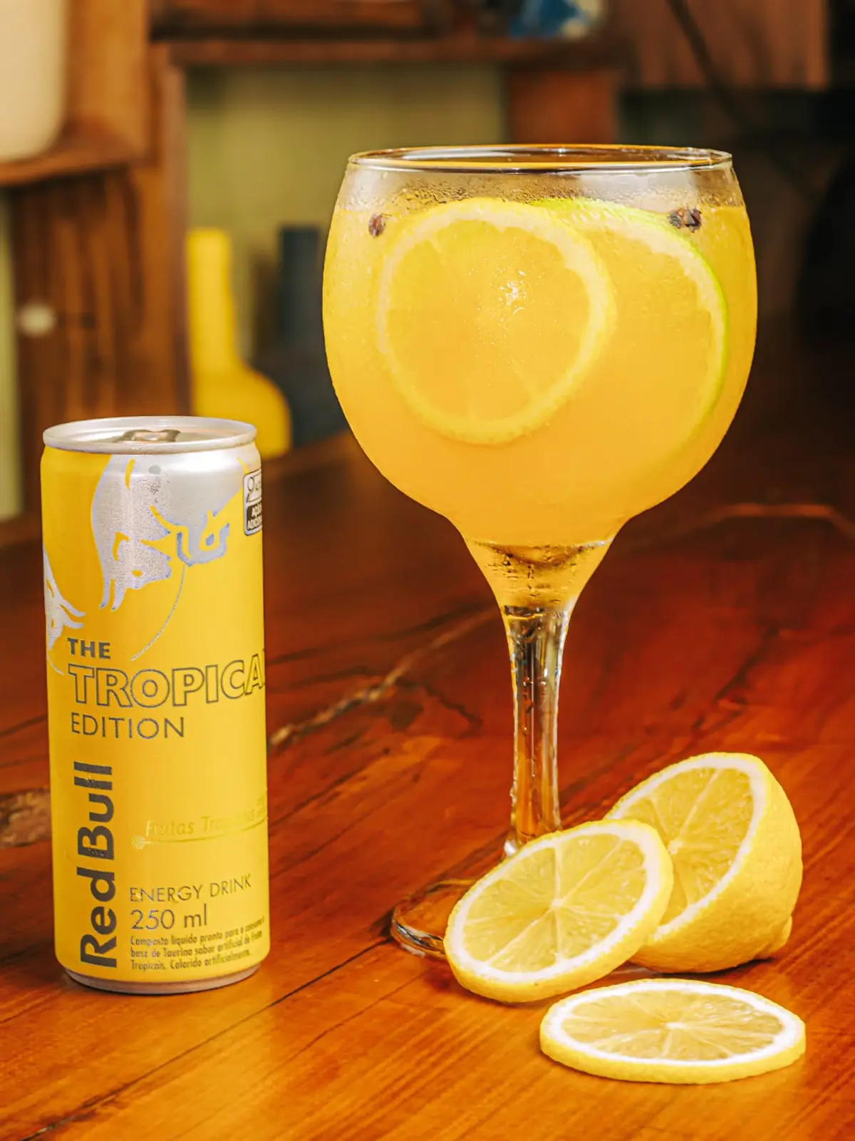 Gin tropical servido no Dino Barbecue